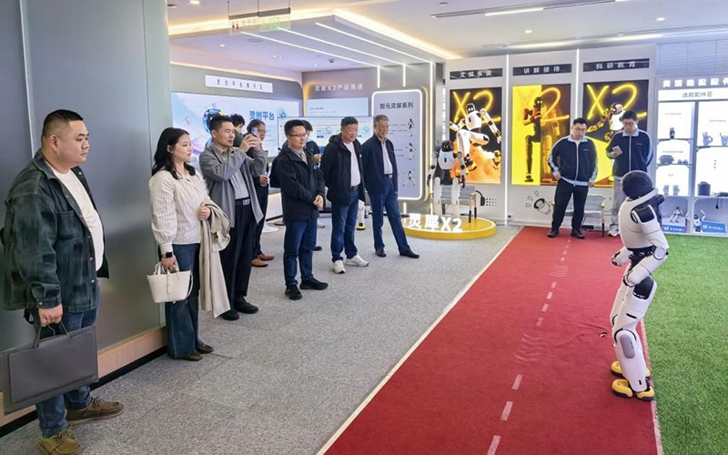 深化产教融合，共育人形机器人领域未来精英：武汉商贸职业学院校领导赴上海智元考察交流并慰问实习学生